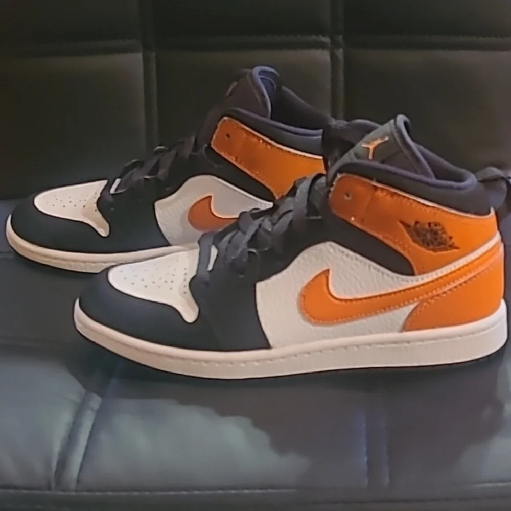 Jordan 1 Mid “Shattered Backboard”